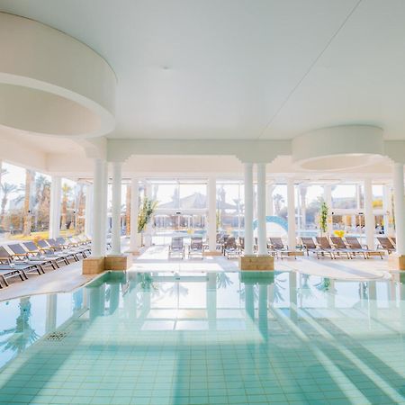 David Dead Sea Resort & Spa เอนโบเกก ภายนอก รูปภาพ The indoor pool at the hotel
