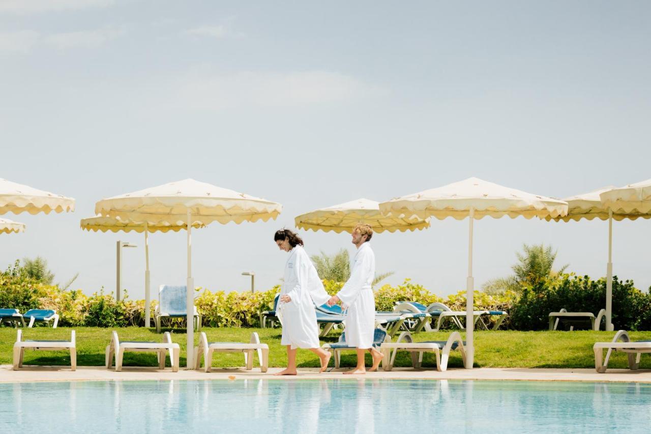 David Dead Sea Resort & Spa เอนโบเกก ภายนอก รูปภาพ The swimming pool at the resort