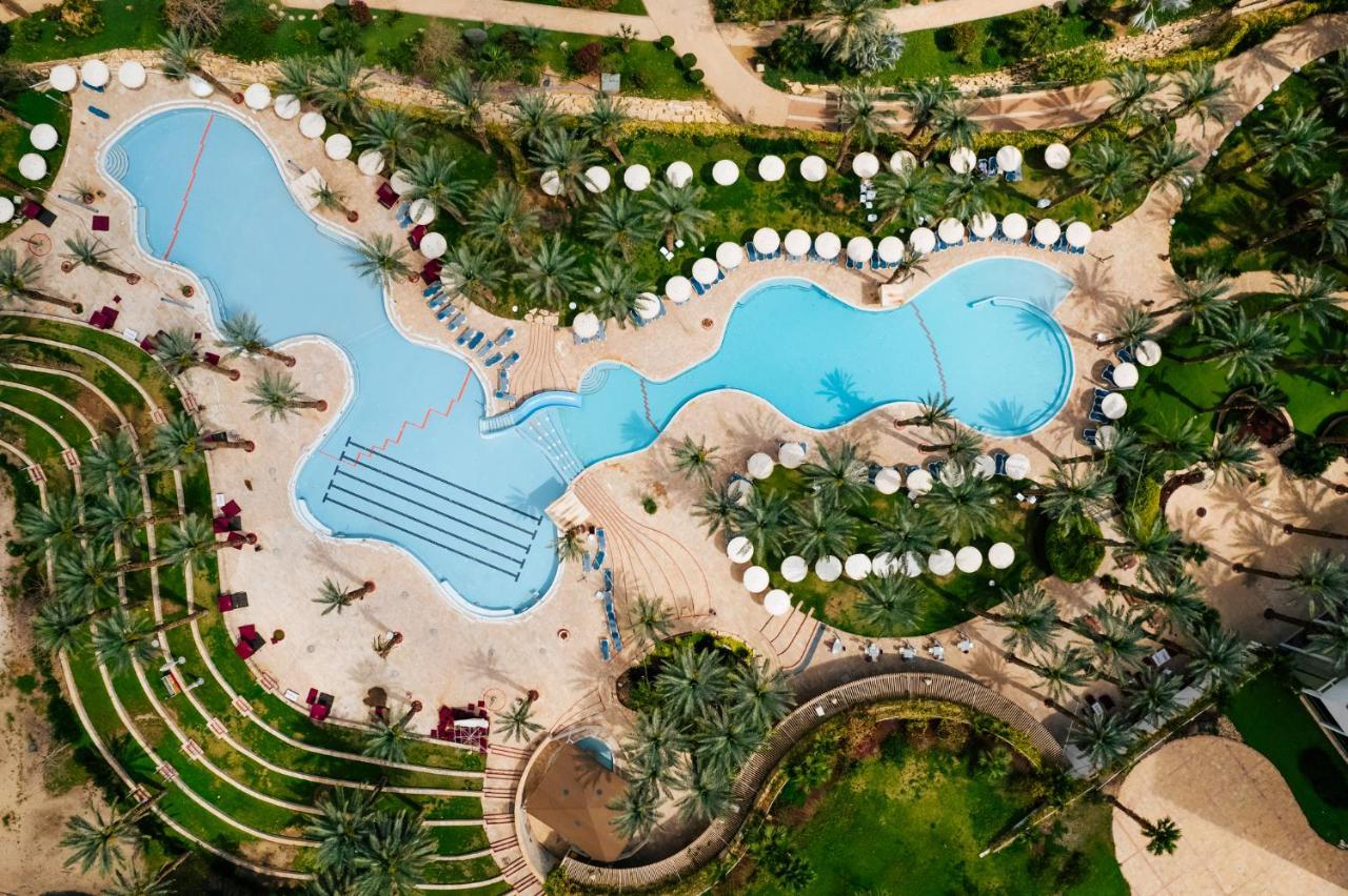 David Dead Sea Resort & Spa เอนโบเกก ภายนอก รูปภาพ Aerial view of the pool at the Atlantis Paradise Island