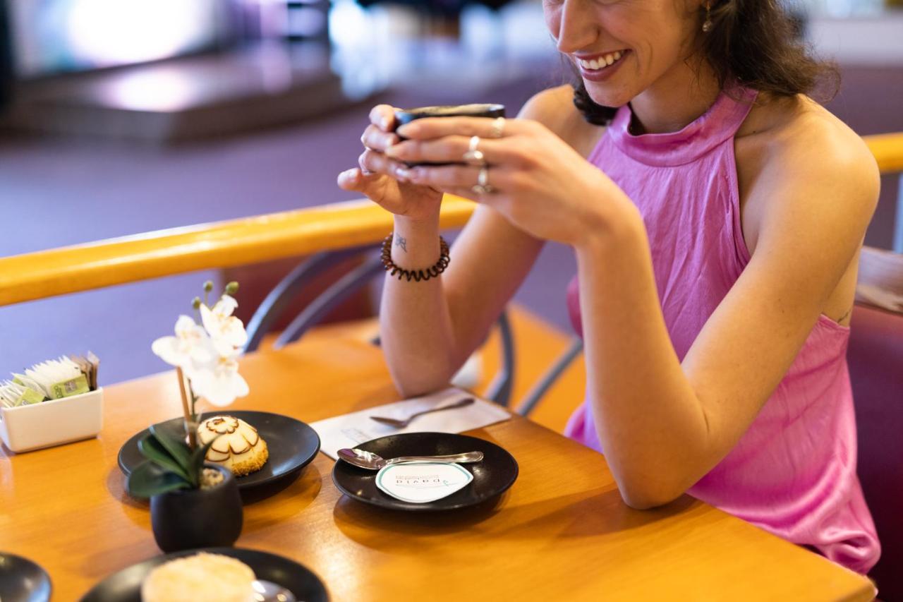David Dead Sea Resort & Spa เอนโบเกก ภายนอก รูปภาพ A woman drinking green tea