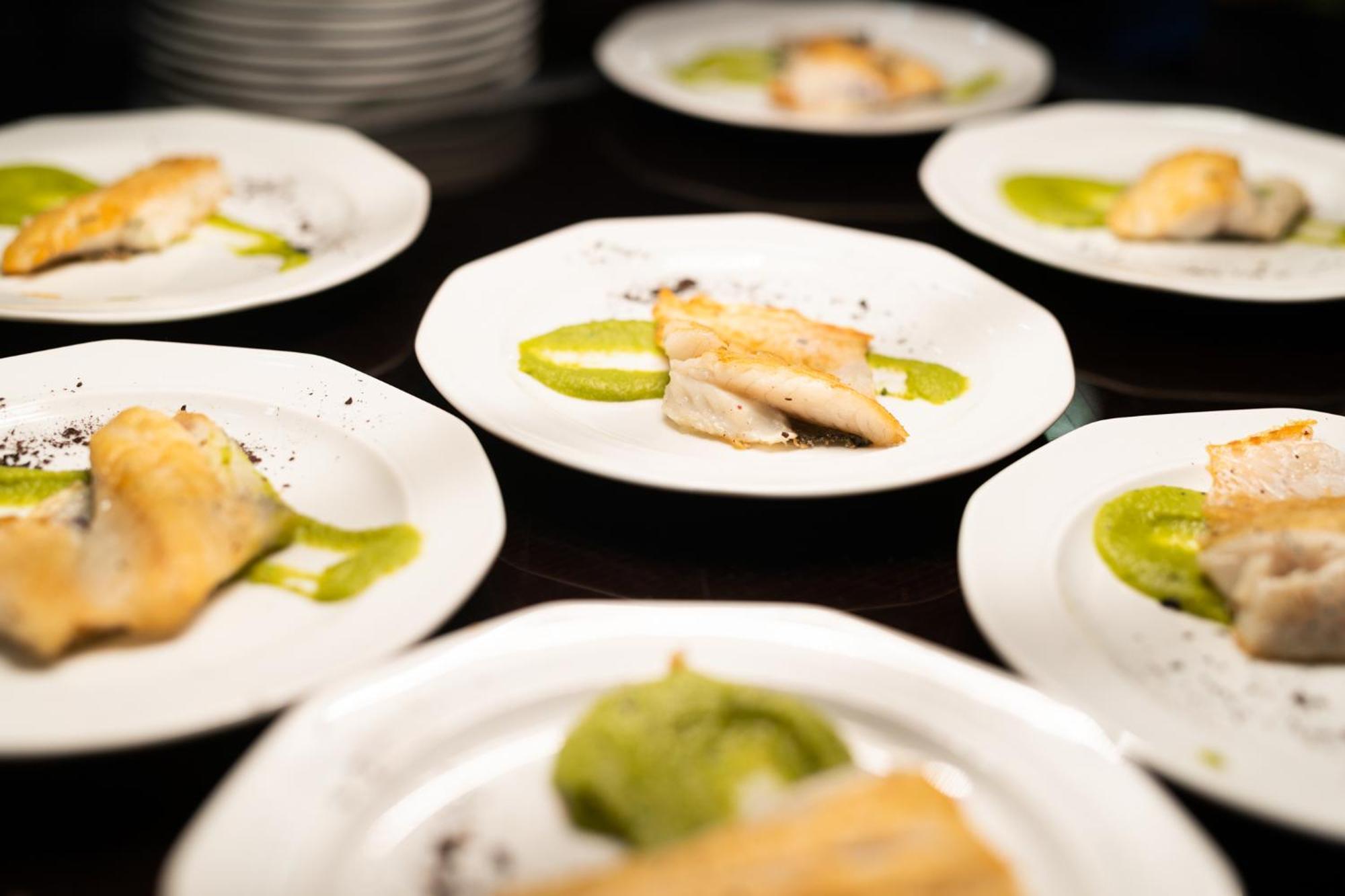 David Dead Sea Resort & Spa เอนโบเกก ภายนอก รูปภาพ A typical dinner at the restaurant