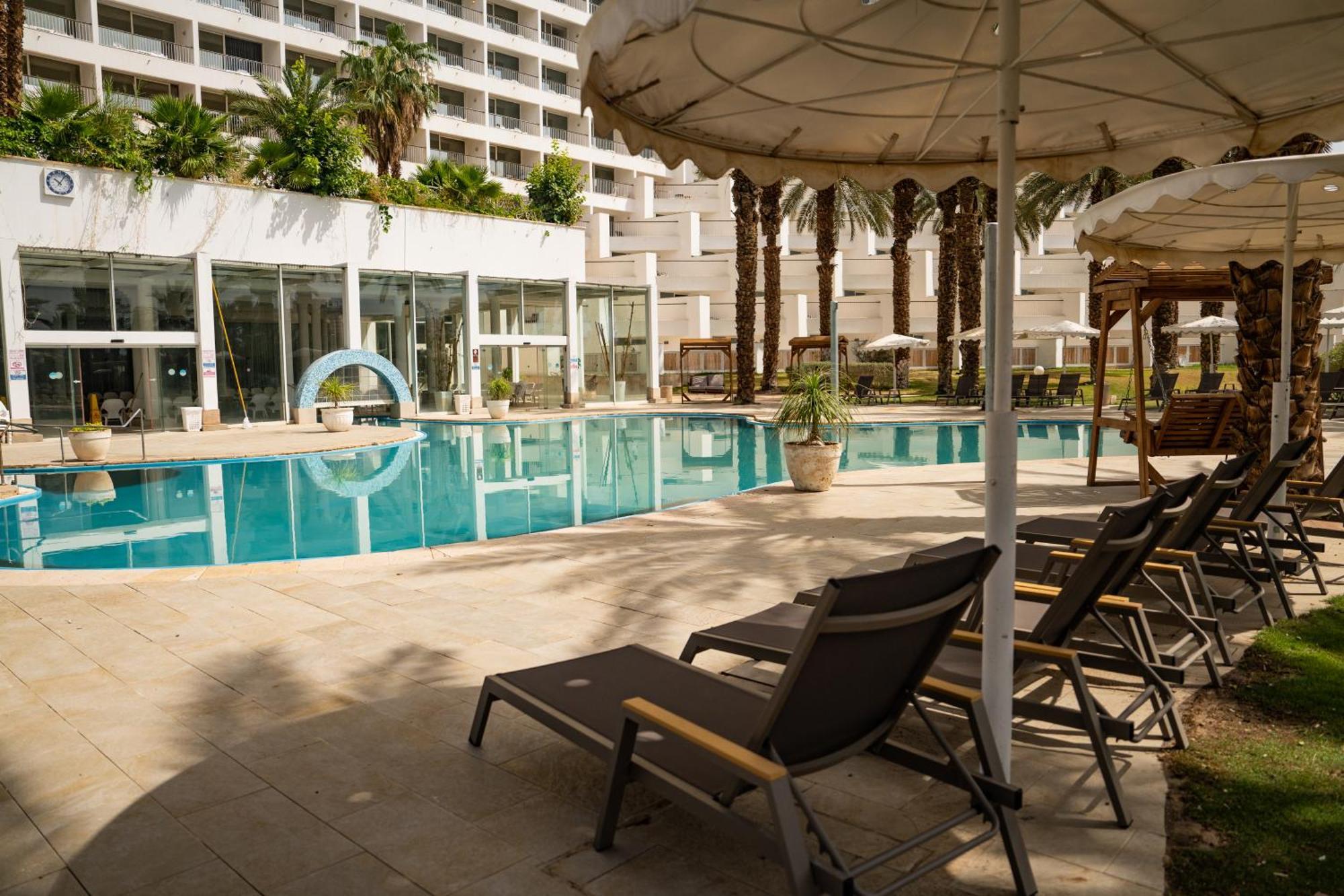 David Dead Sea Resort & Spa เอนโบเกก ภายนอก รูปภาพ The pool at the hotel
