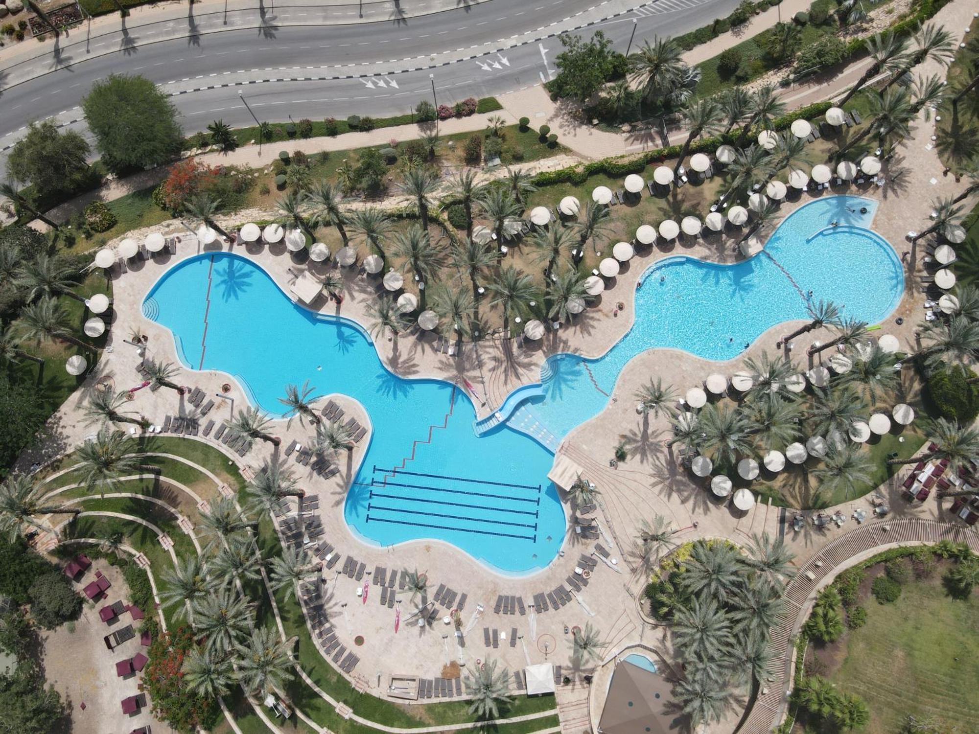 David Dead Sea Resort & Spa เอนโบเกก ภายนอก รูปภาพ Aerial view of the pool