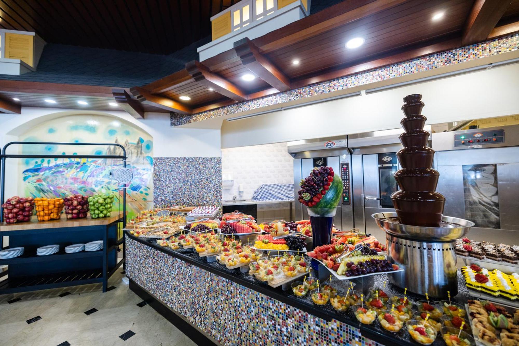 David Dead Sea Resort & Spa เอนโบเกก ภายนอก รูปภาพ A chocolate fountain at a buffet
