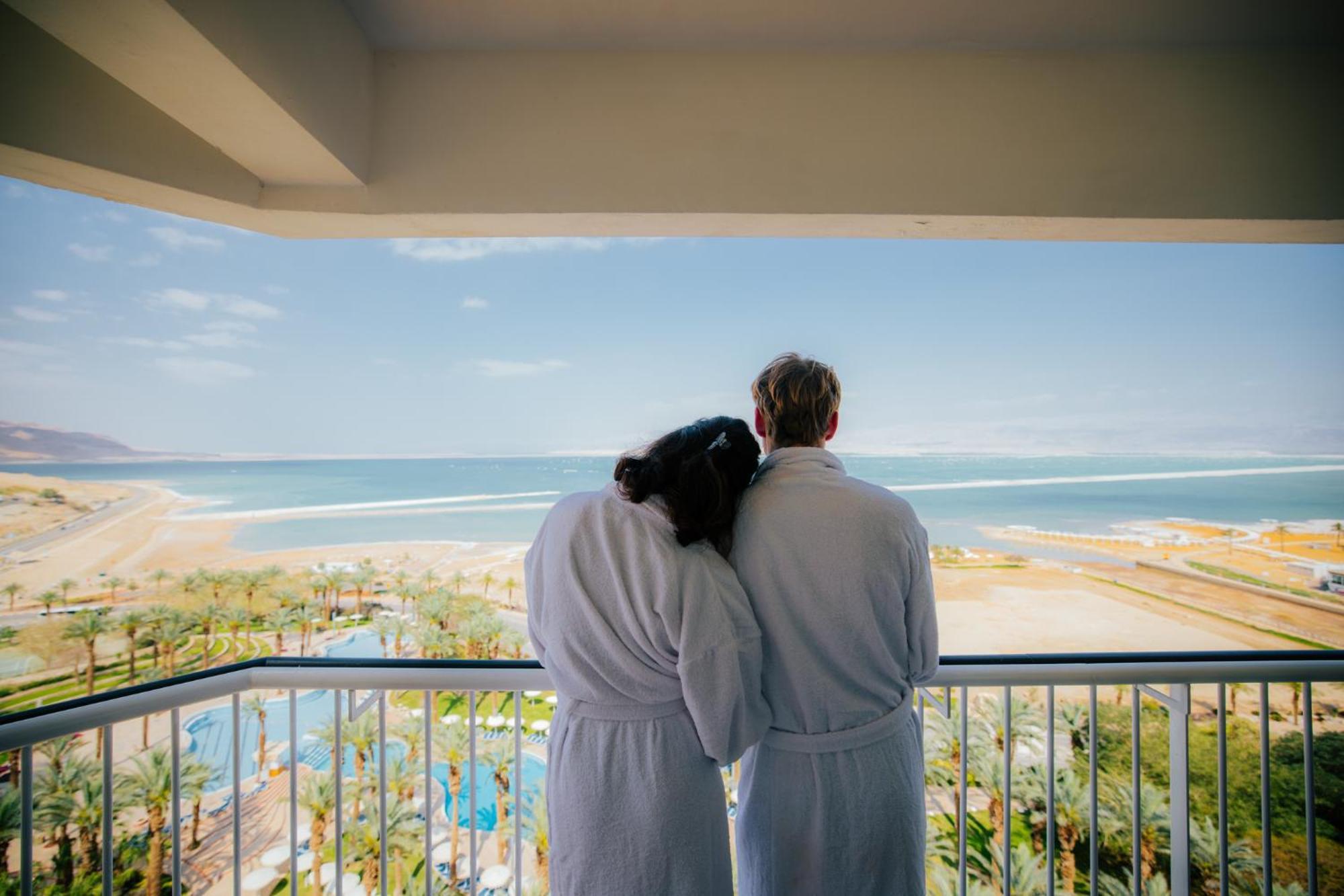 David Dead Sea Resort & Spa เอนโบเกก ภายนอก รูปภาพ View from a hotel room at the Hilton La Jolla