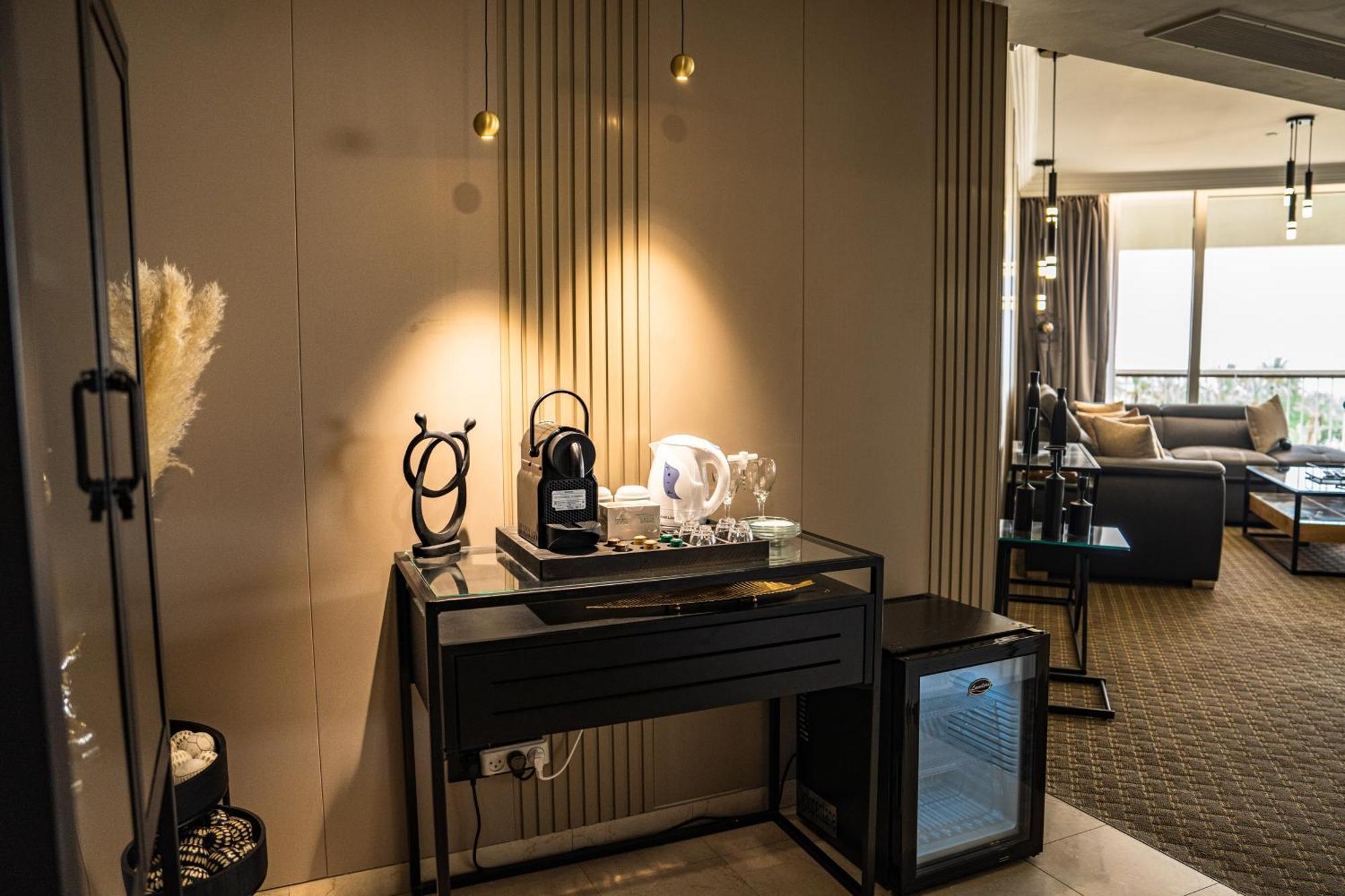 David Dead Sea Resort & Spa เอนโบเกก ภายนอก รูปภาพ A Nespresso machine in a hotel room