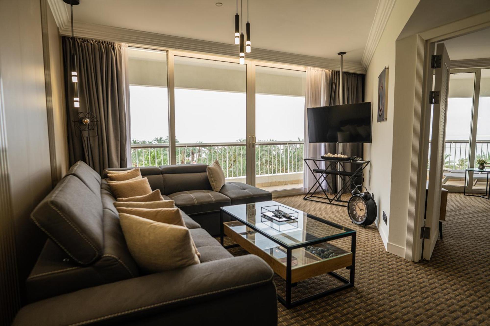 David Dead Sea Resort & Spa เอนโบเกก ภายนอก รูปภาพ A living room in a suite at the MGM Grand