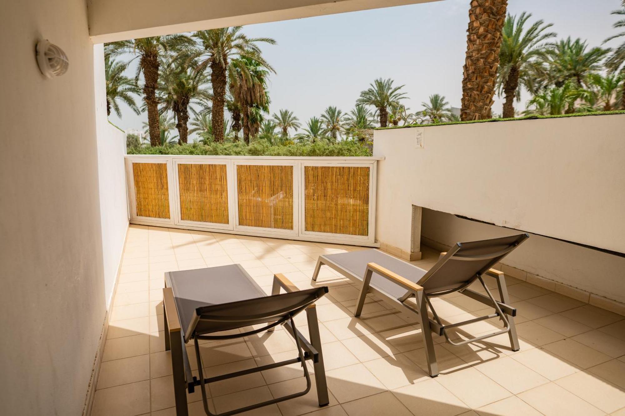 David Dead Sea Resort & Spa เอนโบเกก ภายนอก รูปภาพ A balcony at the Dead Sea