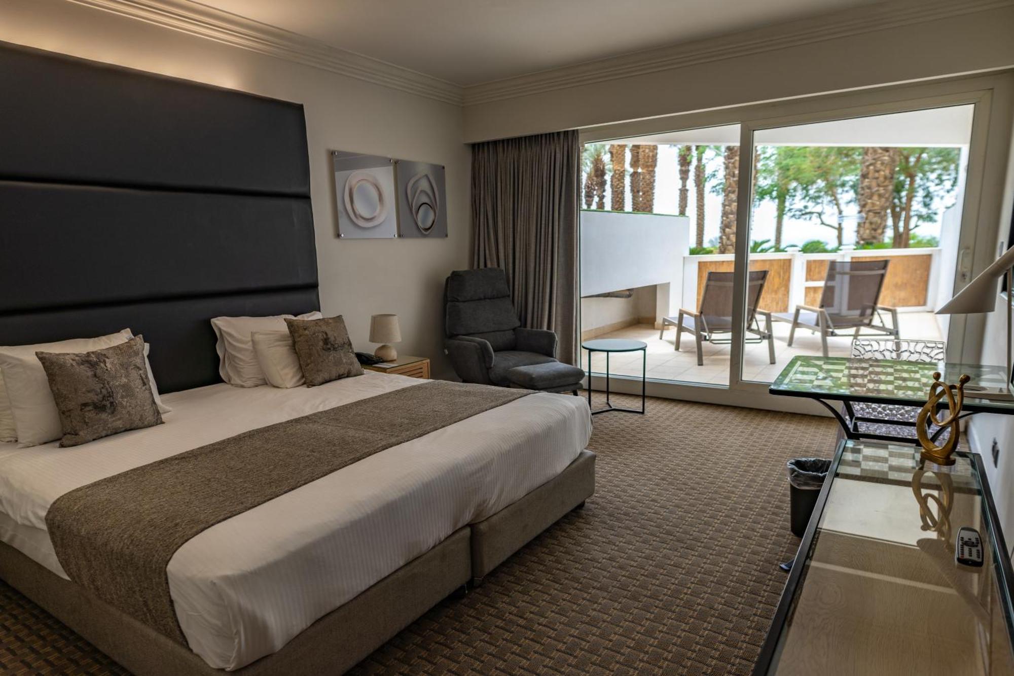 David Dead Sea Resort & Spa เอนโบเกก ภายนอก รูปภาพ A room at the Hilton