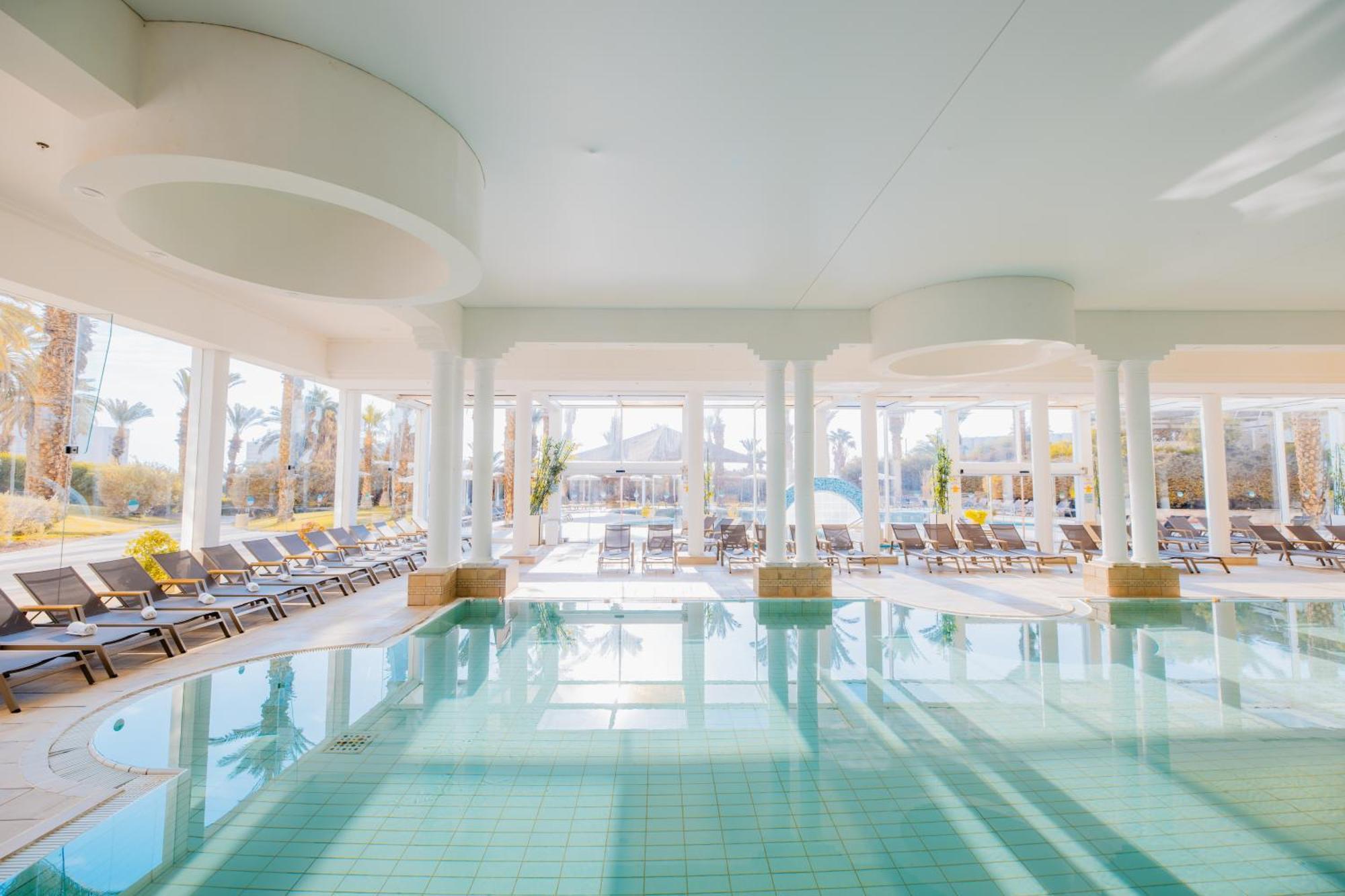 David Dead Sea Resort & Spa เอนโบเกก ภายนอก รูปภาพ The indoor pool at the hotel